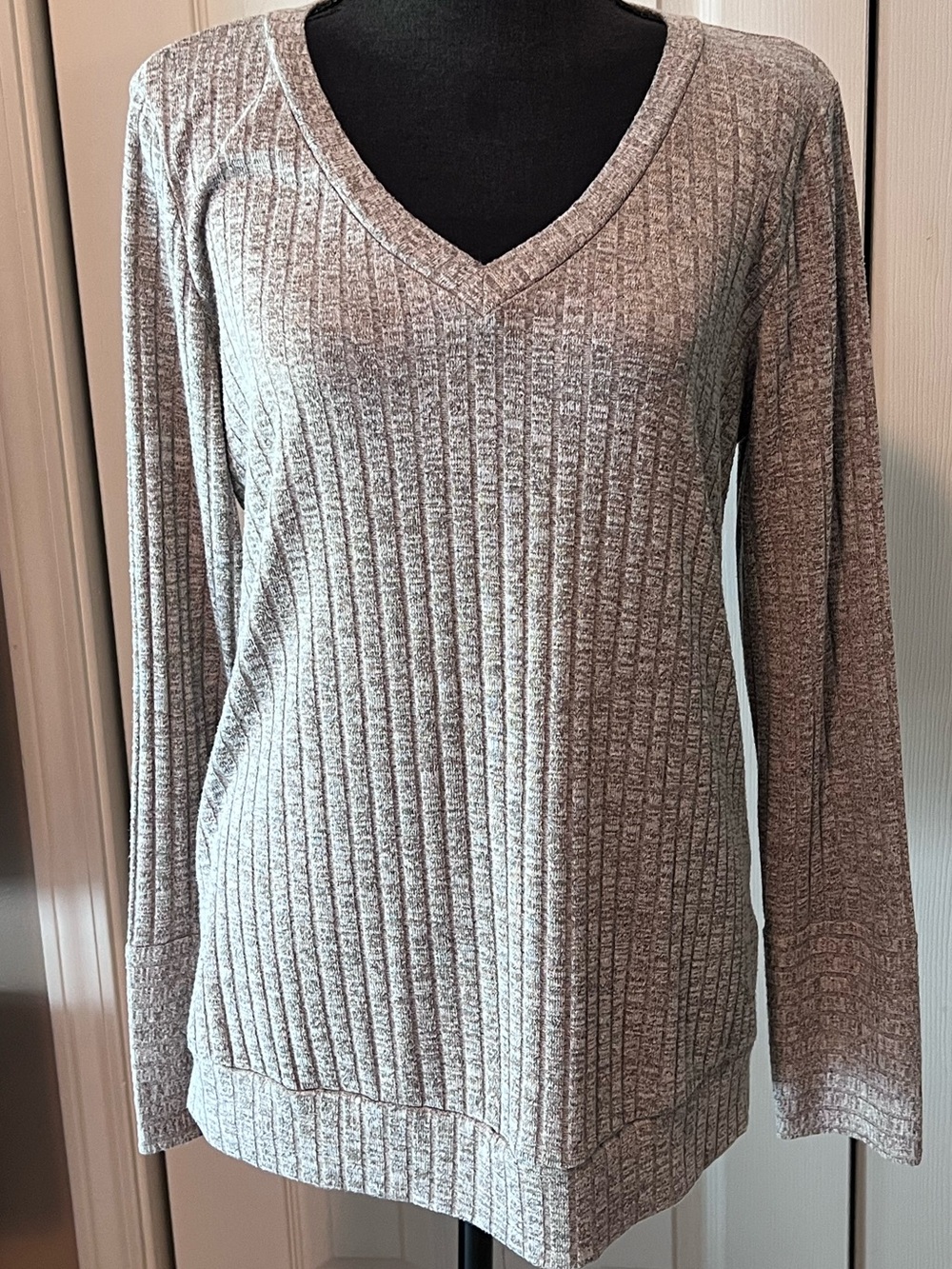 NWOT Heather Taupe Ribbed V-Neck Top women’s size large